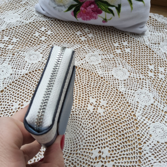 Michael Kors Small Logo Stripe Wallet - Picture 6 of 15